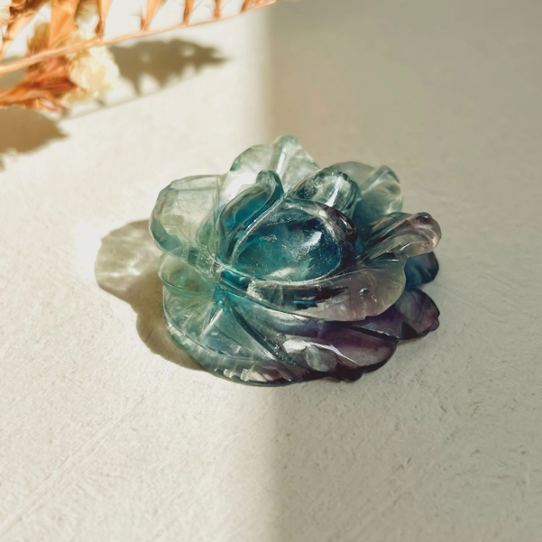 fiore di loto in Fluorite Arcobaleno